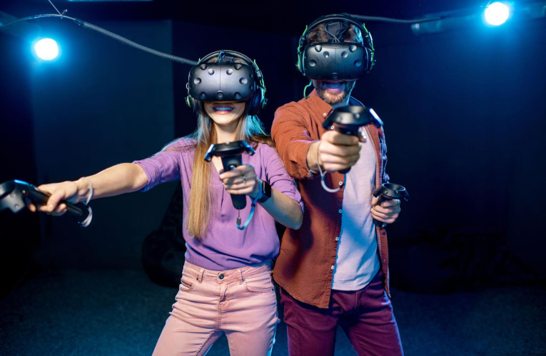 Dans les salles de jeux immersifs, les joueurs, munis d’un casque de réalité virtuelle, sont plongés dans des univers alternatifs. ( crédit photo : Shutterstock )