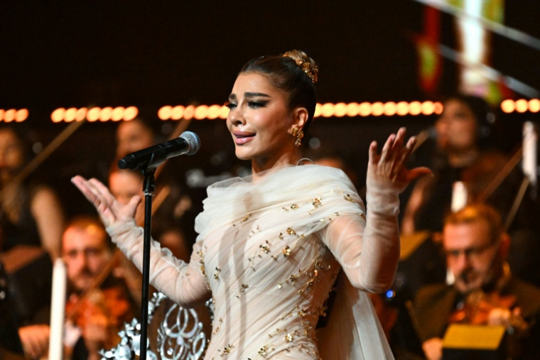 La chanteuse syrienne Asala Nasri, revenue en Syrie après 15 ans d'exil, lors d'un concert à Damas, le 17 septembre 2026 ( AFP / LOUAI BESHARA )
