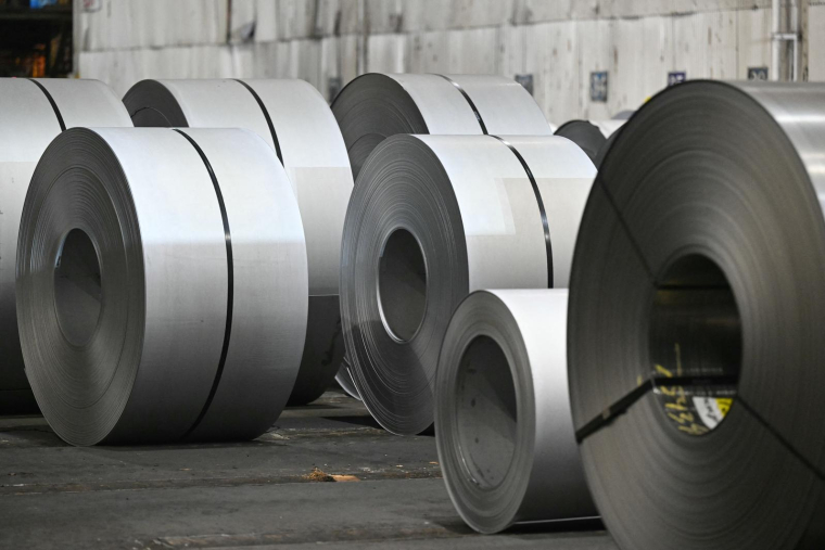 Des rouleaux d'acier sont posés avant que le président américain ne prenne la parole lors d'un rassemblement à US Steel - Irvin Works dans la banlieue de Pittsburgh à West Mifflin, en Pennsylvanie, le 30 mai 2025. ( AFP / SAUL LOEB )