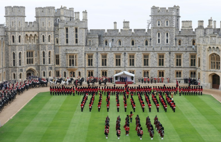 La Première dame américaine, Melania Trump, le président américain Donald Trump, le roi Charles III et la reine Camilla  assistent à une cérémonie de bienvenue dans le quadrilatère du château de Windsor, lors de la deuxième visite d'État du président américain, le 17 septembre 2025 à Windsor ( POOL / Chris Jackson )