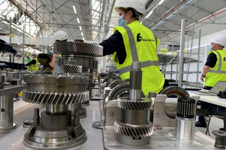 Des employés travaillent dans l'usine du constructeur automobile Stellantis à Metz