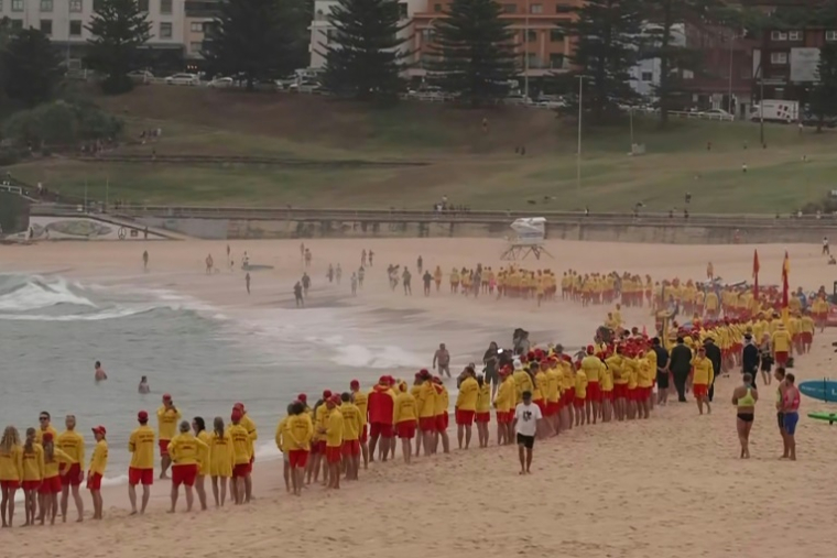 Des centaines de sauveteurs en mer australiens rendent hommage aux victimes de l'attentat du 14 décembre, sur la plage de Bondi à Sydney le 20 décembre 2025   ( AUSTRALIAN BROADCASTING CORPORATION (ABC) / Handout )