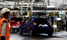 Des voitures Toyota Yaris Cross et Yaris 4 sont photographiées sur la chaîne de montage à l'usine Toyota à Onnaing