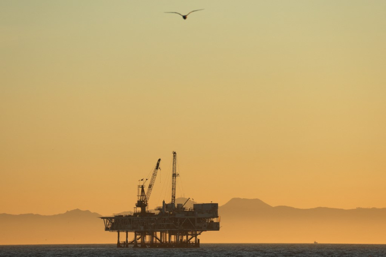 Une plateforme pétrolière offshore à Seal Beach, aux États-Unis. ( GETTY IMAGES NORTH AMERICA / MARIO TAMA )
