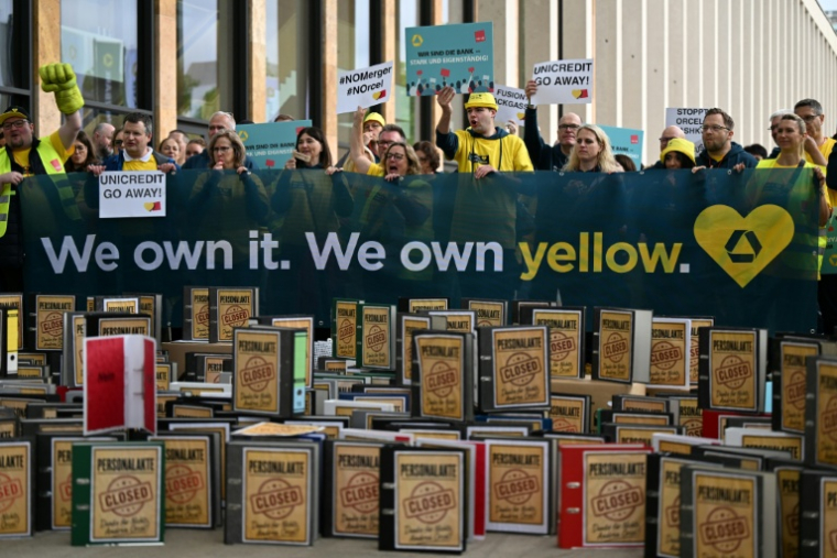 Manifestation d'employés de Commerzbank en marge de  l'AG de la banque à Wiesbaden, le 20 mai 2026 ( AFP / Kirill KUDRYAVTSEV )