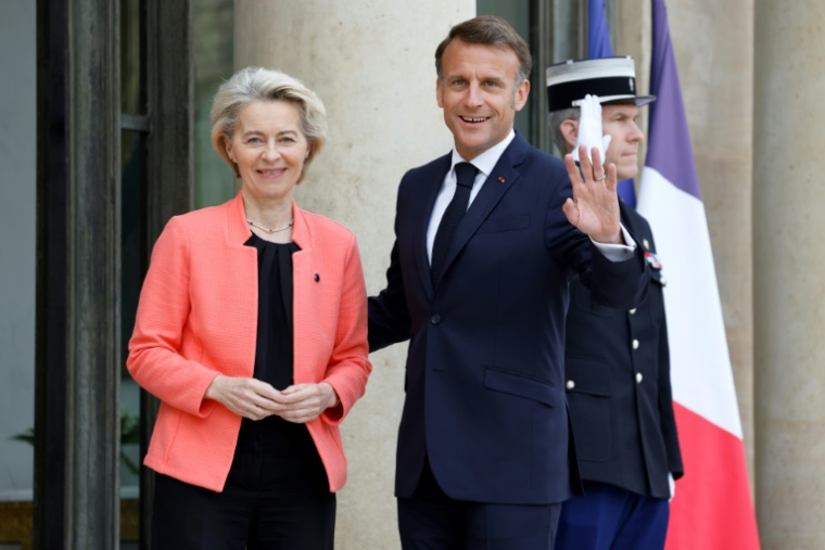 Emmanuel Macron reçoit la présidente de la Commission européenne, Ursula von der Leyen, le 5 mai 2025 à l'Elysée, à Paris ( AFP / Ludovic MARIN )