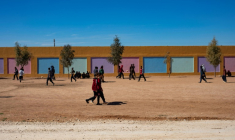 Des enfants de combattants étrangers de l'État islamique (EI) dans une aire de jeux du centre de réhabilitation d'Orkesh, dans le nord-est de la Syrie, le 7 mars 2023 ( AFP / Delil SOULEIMAN )