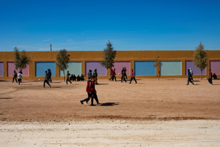 Des enfants de combattants étrangers de l'État islamique (EI) dans une aire de jeux du centre de réhabilitation d'Orkesh, dans le nord-est de la Syrie, le 7 mars 2023 ( AFP / Delil SOULEIMAN )