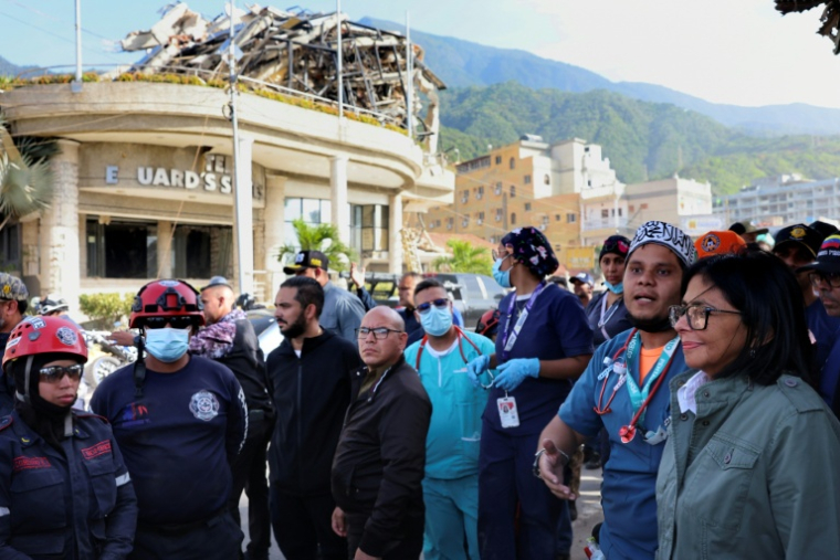 Photo diffusée par le service de presse de la présidence vénézuélienne montrant la présidente par intérim Delcy Rodríguez (d), en visite dans la zone de La Guaira, le 25 juin 2026 après deux séismes meurtriers au Venezuela ( Service de presse de la présidence vénézuélienne / Handout )