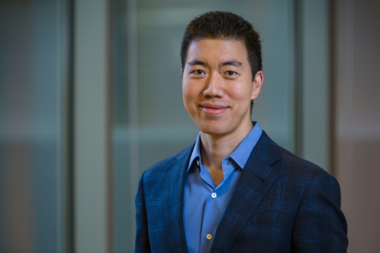 Photo fournie par le Broad Institute du MIT et de Harvard montrant le scientifique David Liu, le 17 octobre 2017 ( Broad Institute of Harvard and MIT, / Casey ATKINS )