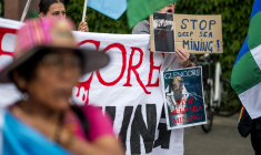 Manifestation d'ONG à Zug (Suisse) lors de l'assemblée générale de Glencore le 28 mai 2025 ( AFP / FABRICE COFFRINI )