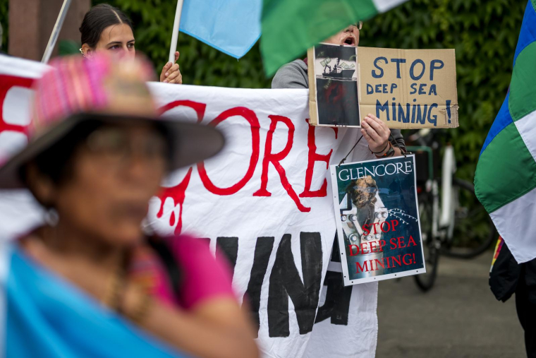 Manifestation d'ONG à Zug (Suisse) lors de l'assemblée générale de Glencore le 28 mai 2025 ( AFP / FABRICE COFFRINI )