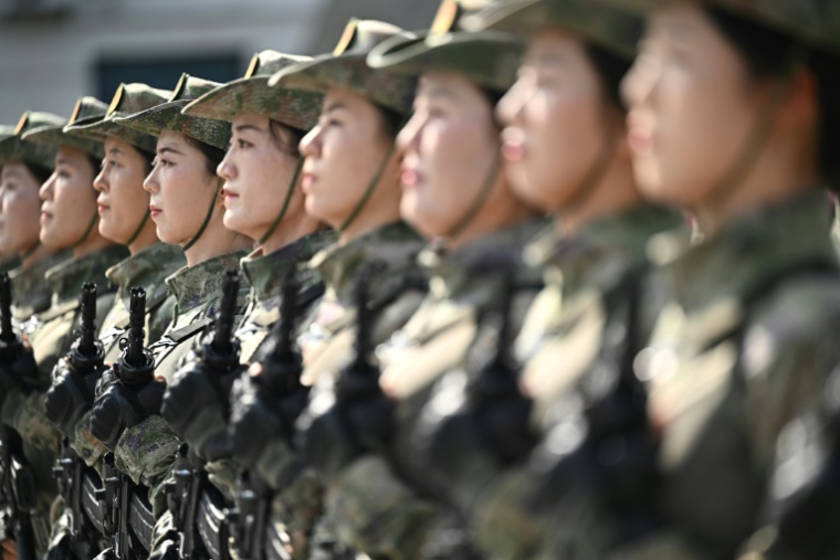 Des militaires chinois participent à une répétition en vue du défilé commémorant le 80e anniversaire de la victoire dans la Guerre de résistance du peuple chinois contre l'agression japonaise et la Guerre mondiale antifasciste, qui se tiendra le 3 septembre à Pékin, le 20 août 2025 ( AFP / Pedro Pardo )
