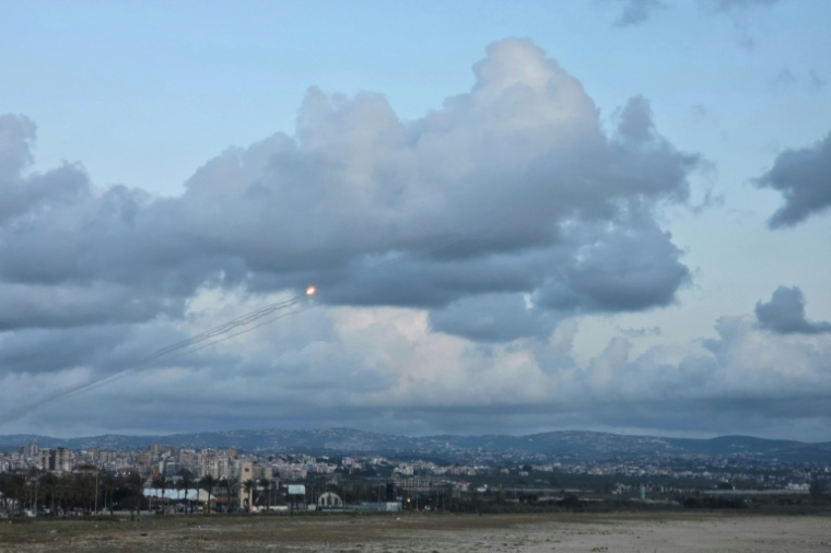 Traces de tir de roquettes tirées depuis le Liban en direction d'Israël le 12 avril 2026 ( AFP / Kawnat HAJU )