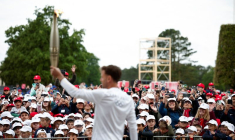 Vingtième étape du relais de la flamme olympique de Paris 2024 à Colleville-sur-Mer