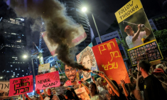 Des manifestants réclament le retour des otages israéliens retenus à Gaza, à Tel-Aviv le 2 août 2025 ( AFP / Jack GUEZ )