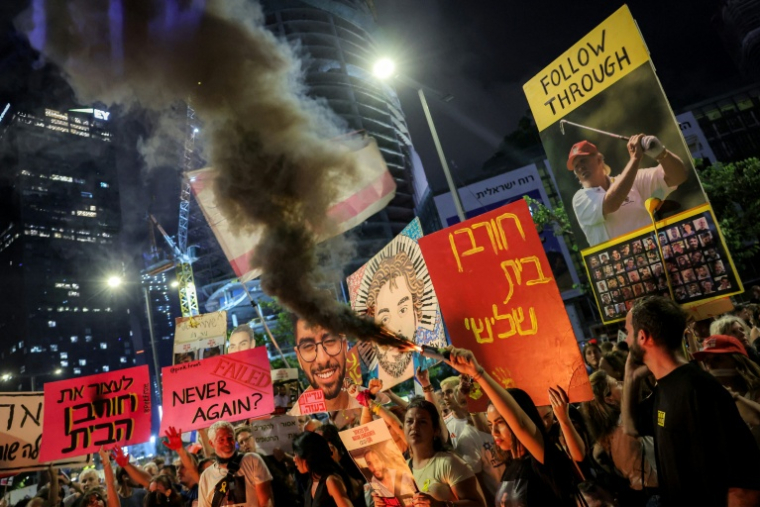 Des manifestants réclament le retour des otages israéliens retenus à Gaza, à Tel-Aviv le 2 août 2025 ( AFP / Jack GUEZ )