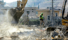 Une pelleteuse dégage les décombres lors que des secouristes recherchent des survivants après une frappe aérienne israélienne nocture sur le village de Kfar Remmane, dans le sud du Liban, le 7 septembre 2026 ( AFP / MAHMOUD ZAYYAT )