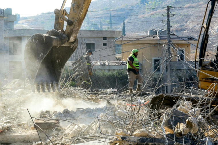 Une pelleteuse dégage les décombres lors que des secouristes recherchent des survivants après une frappe aérienne israélienne nocture sur le village de Kfar Remmane, dans le sud du Liban, le 7 septembre 2026 ( AFP / MAHMOUD ZAYYAT )