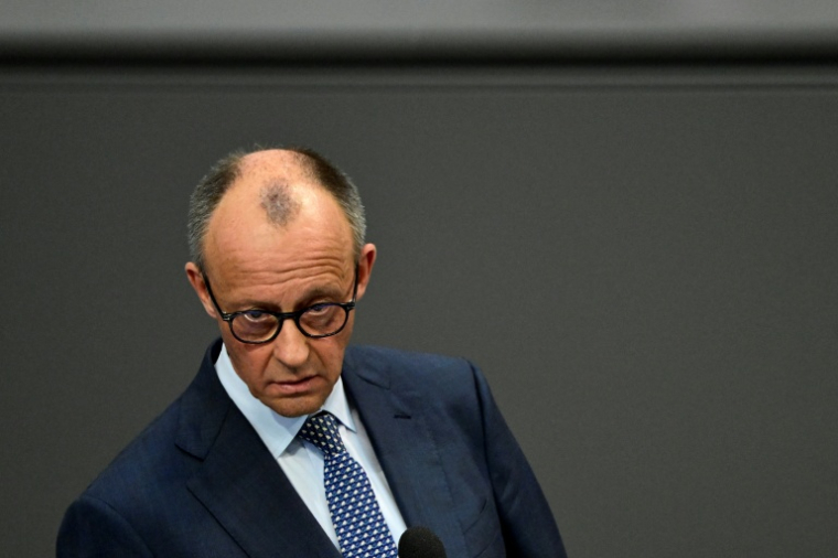 Le chancelier allemand Friedrich Merz répond aux questions des parlementaires lors d'une séance de questions au gouvernement au Bundestag, à Berlin, le 25 mars 2026 ( AFP / John MACDOUGALL )