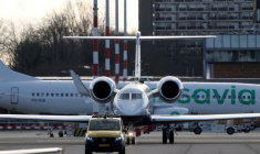 Un avion transportant l'ancien président philippin Rodrigo Duterte arrive à l'aéroport Rotterdam-La Haye