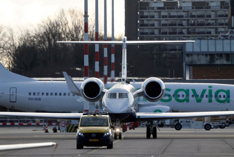 Un avion transportant l'ancien président philippin Rodrigo Duterte arrive à l'aéroport Rotterdam-La Haye