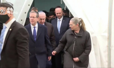 Le cercueil du dernier otage à Gaza arrive aux funérailles dans le sud d'Israël