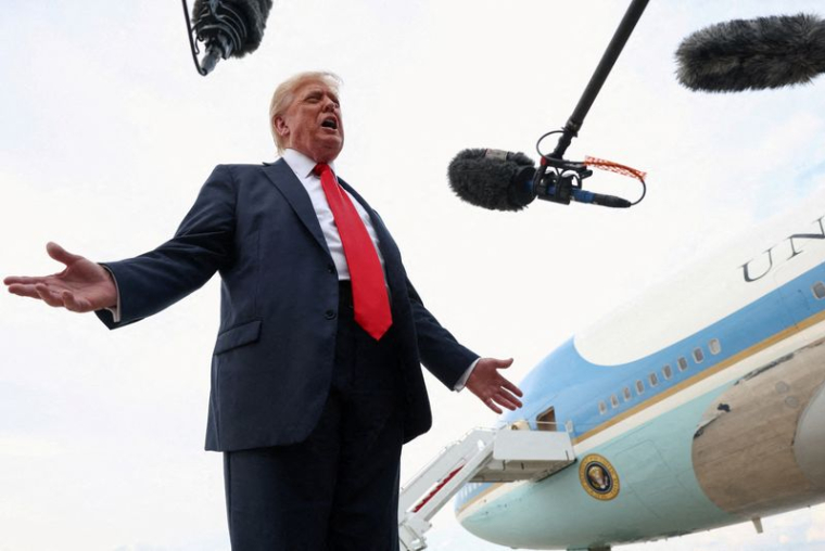 Le président américain Trump à la Joint Base Andrews après avoir assisté à la finale de la Coupe du monde des clubs de la FIFA