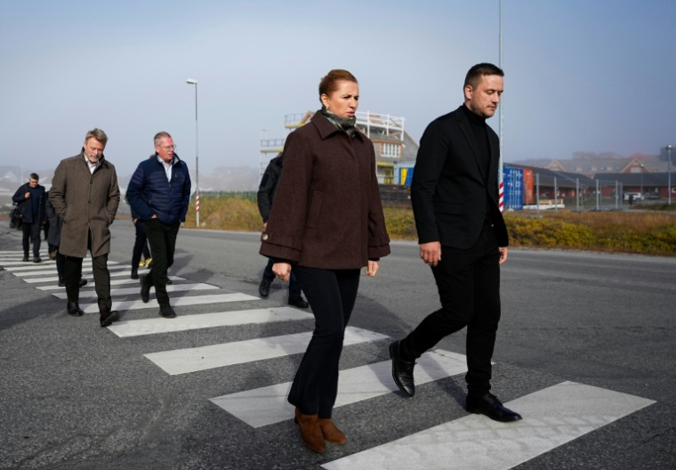 Le chef du gouvernement du Groenland, Jens-Frederik Nielsen, et le Première ministre danoise Mette Frederiksen arrivent au centre culturel Katuaq à Nuuk (Groenland), le 24 septembre 2025 ( Ritzau Scanpix / Mads Claus Rasmussen )