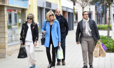 Michèle dite "Mimi" Marchand (à gauche) et Brigitte Macron au Touquet le 22 avril 2017  ( AFP / Eric Feferberg )