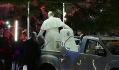 Le pape Léon XIV déambule en papamobile à Lourdes