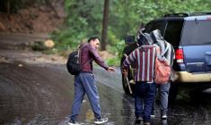 Des personnes marchent le long de la route Tulancingo-Tenango bloquée par de la boue et des chutes de pierres, en raison de pluies torrentielles, le 11 octobre 2025 au Mexique ( AFP / Alfredo ESTRELLA )