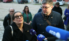 Les parents d'Evaëlle parlent à la presse, le 9 février 2026 à Versailles ( AFP / Alain JOCARD )