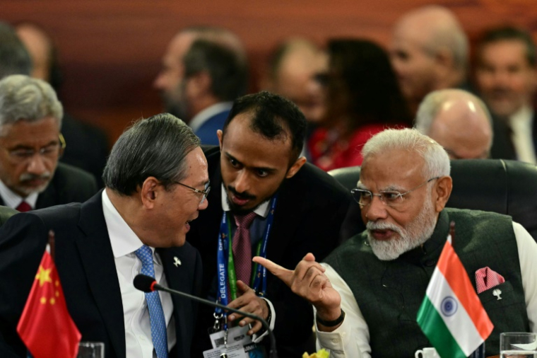 Au sommet annuel des Brics à Rio de Janeiro, le 7 juillet 2025, le Premier ministre chinois Li Qiang (à gauche) parle avec le Premier ministre indien Narendra Modi (à droite) ( AFP / Pablo PORCIUNCULA )