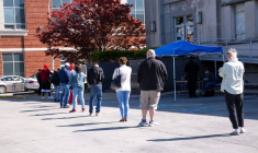 Des gens font la queue devant un centre de carrière à Louisville, aux Etats-Unis