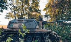 Un soldat ukrainien avec un char russe capturé dans la région de Kharkiv, en Ukraine