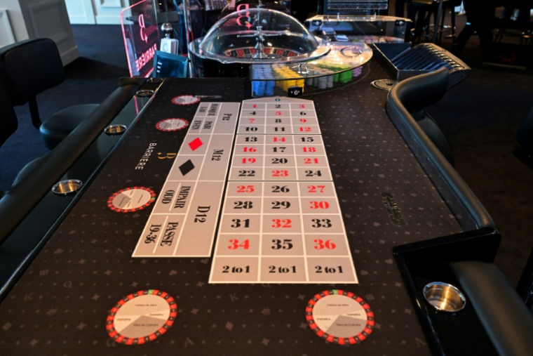 Une table de jeu à la roulette au casino de Dinard, le jour de sa réouverture, le 20 juillet 2025 en Ille-et-Vilaine ( AFP / Damien MEYER )