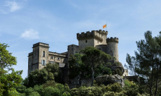 Le château de La Barben, qui abrite le parc à thème "Rocher Mistral", dédié à l'histoire et aux traditions provençales, le 28 avril 2026 à La Barben, dans les Bouches-du-Rhône ( AFP / Thibaud MORITZ )