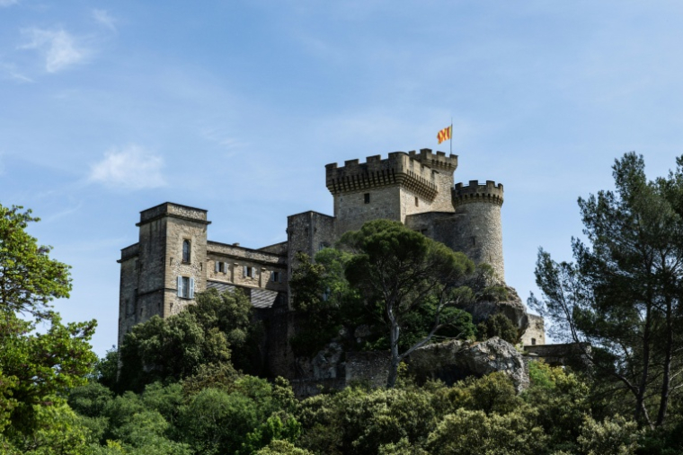 Le château de La Barben, qui abrite le parc à thème "Rocher Mistral", dédié à l'histoire et aux traditions provençales, le 28 avril 2026 à La Barben, dans les Bouches-du-Rhône ( AFP / Thibaud MORITZ )
