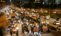 Opération escargot des agriculteurs de la Confédération paysanne sur le périphérique parisien le 9 janvier 2026  ( AFP / Thomas SAMSON )