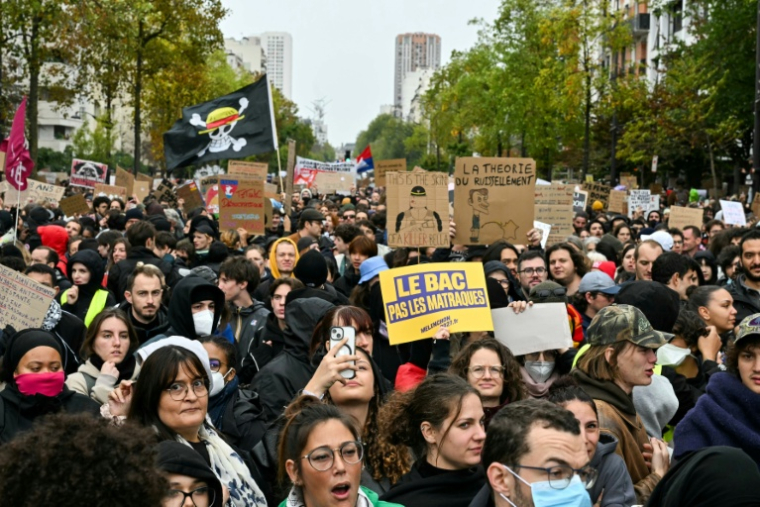 Des manifestants à Paris, le 24 octobre 2026 ( AFP / NICOLAS TUCAT )