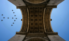 Des avions de chasse Rafale survolent l'Arc de Triomphe lors d'une répétition avant le défilé du 14 Juillet sur l'avenue des Champs-Élysées, à Paris, le 9 juillet 2026 ( AFP / Dimitar DILKOFF )