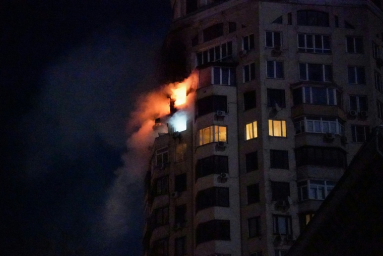 Un Incendie dans un immeuble d'habitation après une attaque aérienne russe à Kiev, tôt le 3 février 2026, en Ukraine ( AFP / Serhii Okunev )