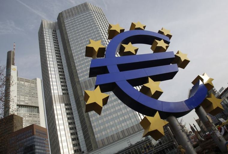 Une sculpture représentant le signe monétaire de l'euro est visible devant le siège de la BCE à Francfort