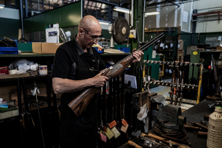 Un employé de Verney-Carron à Saint-Étienne, le 13 mai 2019. ( AFP / JEFF PACHOUD )