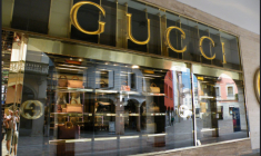 Après une phase d'apprentissage, la maîtrise du marketing digital et les moyens considérables qu'ils y consacrent permettent aux géants du luxe de creuser l'écart dans la course à la séduction des jeunes consommateurs (crédit Flickr Barockschloss)