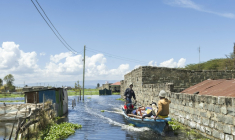 Un bateau transporte un homme contraint par la montée des eaux d'évacuer avec ses biens son quartier des bords du lac Naivasha, dans le centre du Kenya, le 17 novembre 2025 ( AFP / Tony KARUMBA )