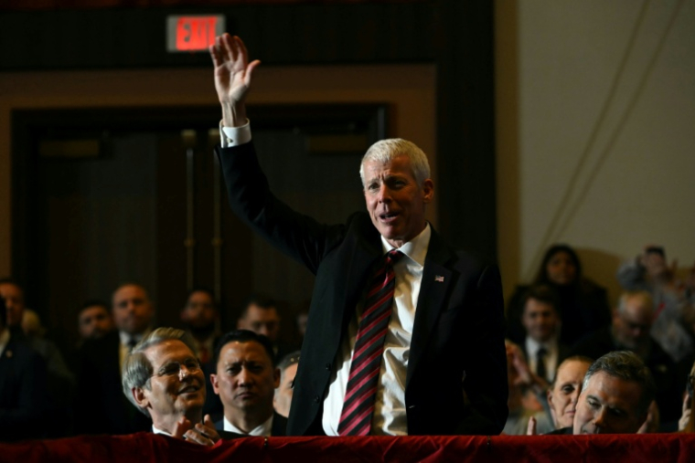 Le ministre américain de l'Energie, Chris Wright, lève la main alors que le président Donald Trump (non visible sur la photo) prononce un discours, en Pennsylvanie, le 9 décembre 2025 ( AFP / ANDREW CABALLERO-REYNOLDS )