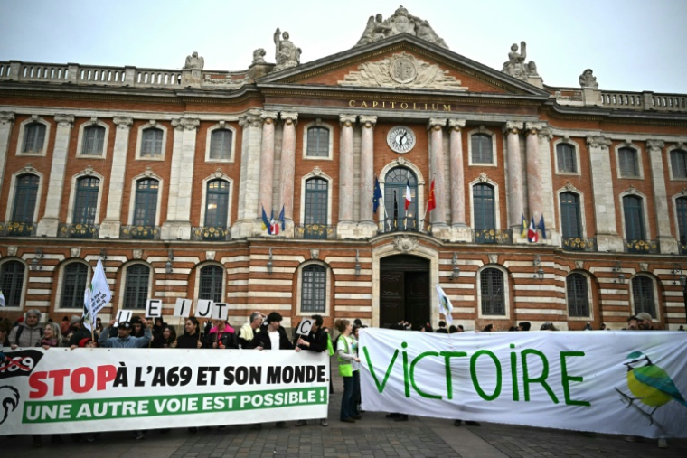 Manifestation contre le chantier de l'autoroute A69, à Toulouse le 27 février 2025 ( AFP / Lionel BONAVENTURE )