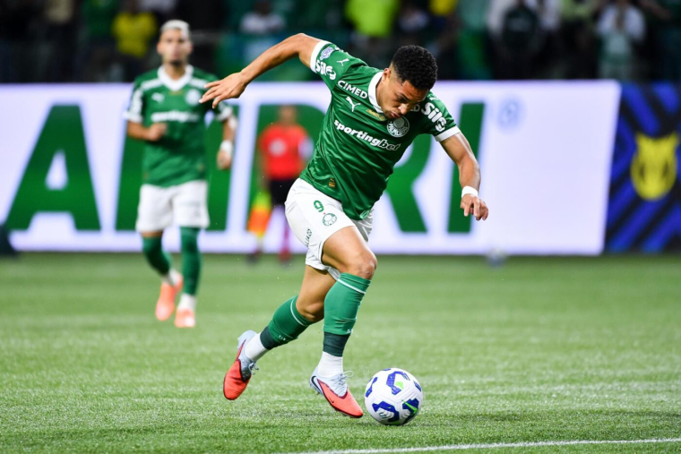 Vitor Roque renaît de ses cendres au Brésil